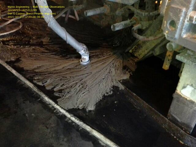 為解決傳送帶上的回運(yùn)物料問題，技術(shù)人員安裝了 CleanScrape? 清掃器。