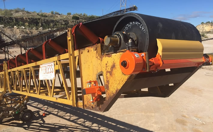 Hanson Burnette 工廠為解決嚴(yán)重的回程帶料問(wèn)題而安裝了 Martin? QB1? 清掃器(重型)(圖1)