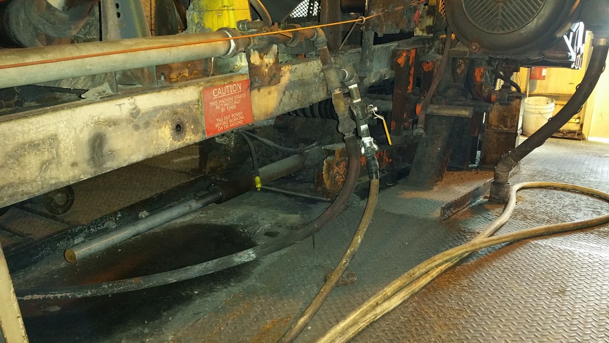 為解決傳送帶上的回運(yùn)物料問(wèn)題，技術(shù)人員安裝了 CleanScrape? 清掃器。(圖3)